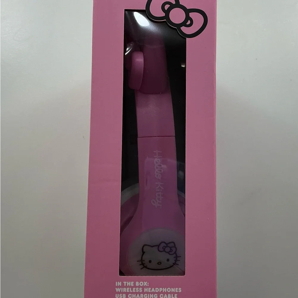 ! NEW! Sanrio Hello Kitty Pink Wireless Light-Up Headphones for Kids W/ Box